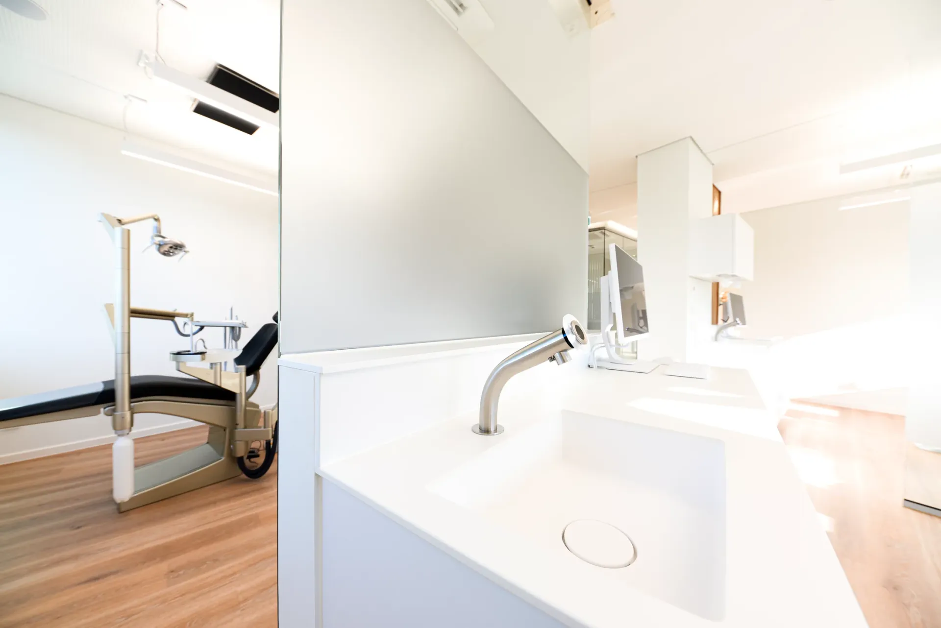 Behandlungszimmer mit Blick auf die Spüle und medizinische Ausstattung.