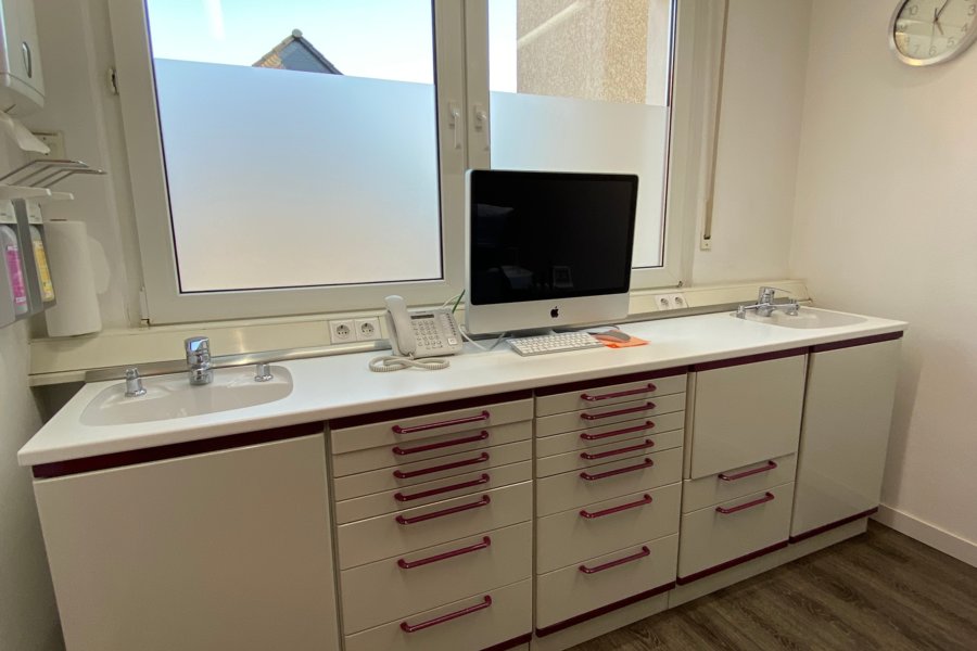 Raum Köln/Düsseldorf: Ausbaufähige 5 Zimmer Praxis - Labor - Parkplätze vor der Tür