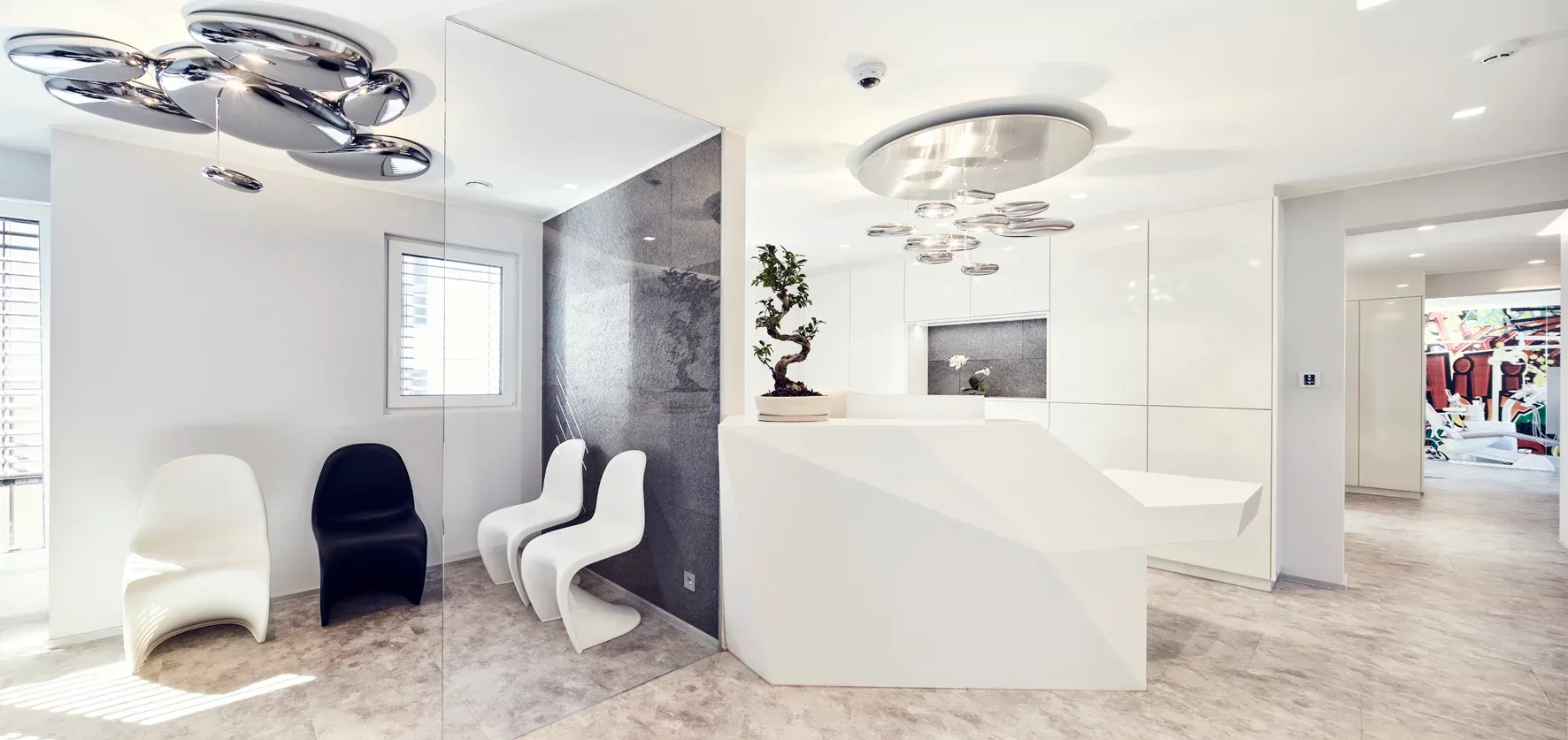 Wartezimmer mit modernen Stühlen.