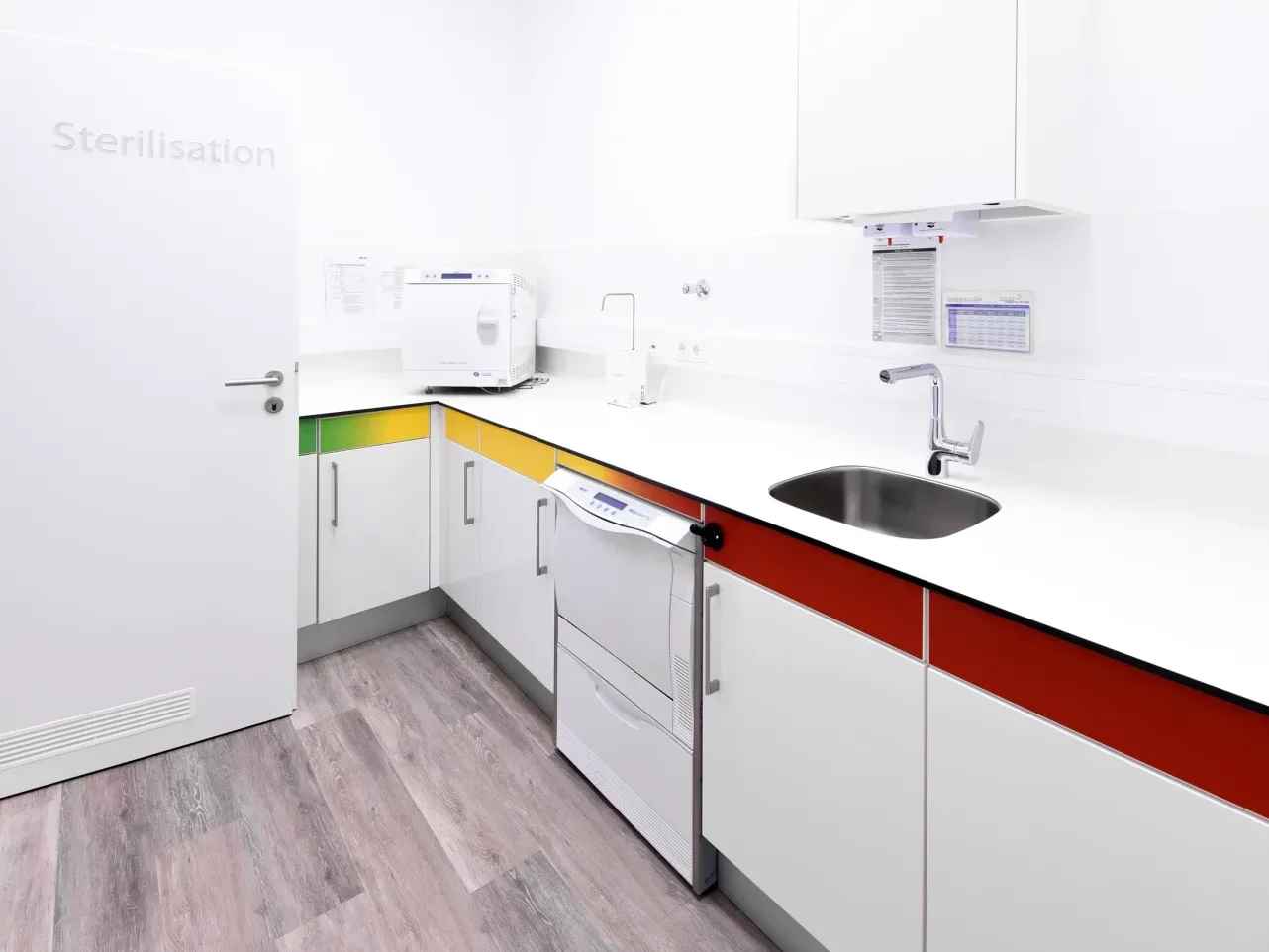 Hygienebereich der Praxis mit moderner Ausstattung.