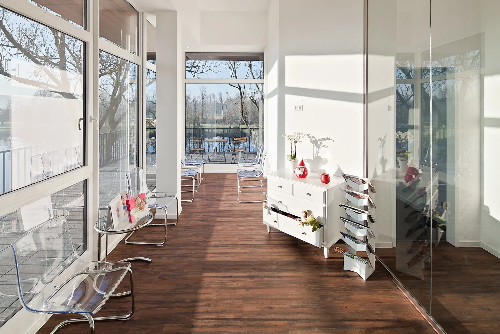 Wartezimmer der Praxis aus Sicht des Eingangsbereichs.