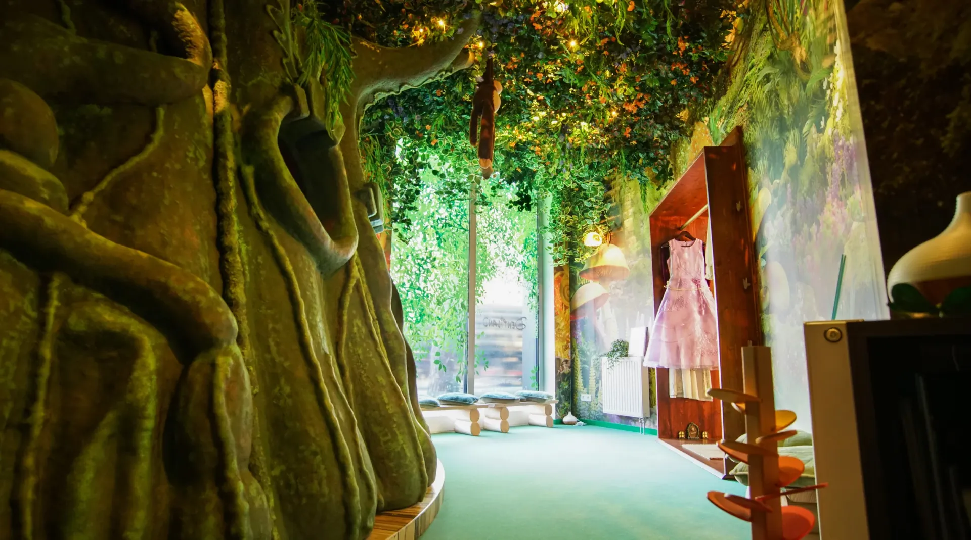 Wartezimmer mit großem zentralen Baum im thematischen Innenraumdesign.