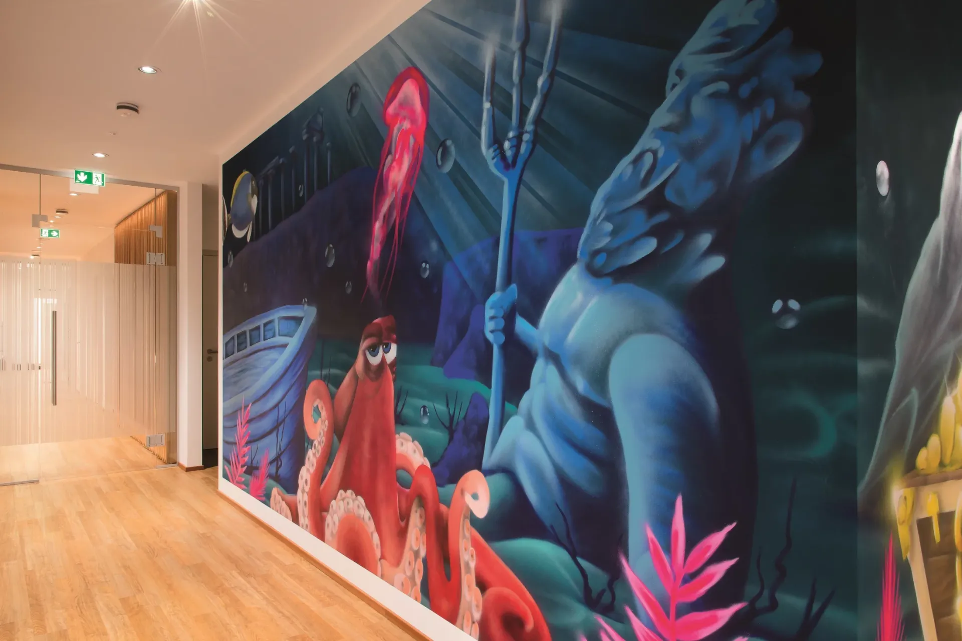 Flur mit großem Wandbild einer Unterwasserwelt.