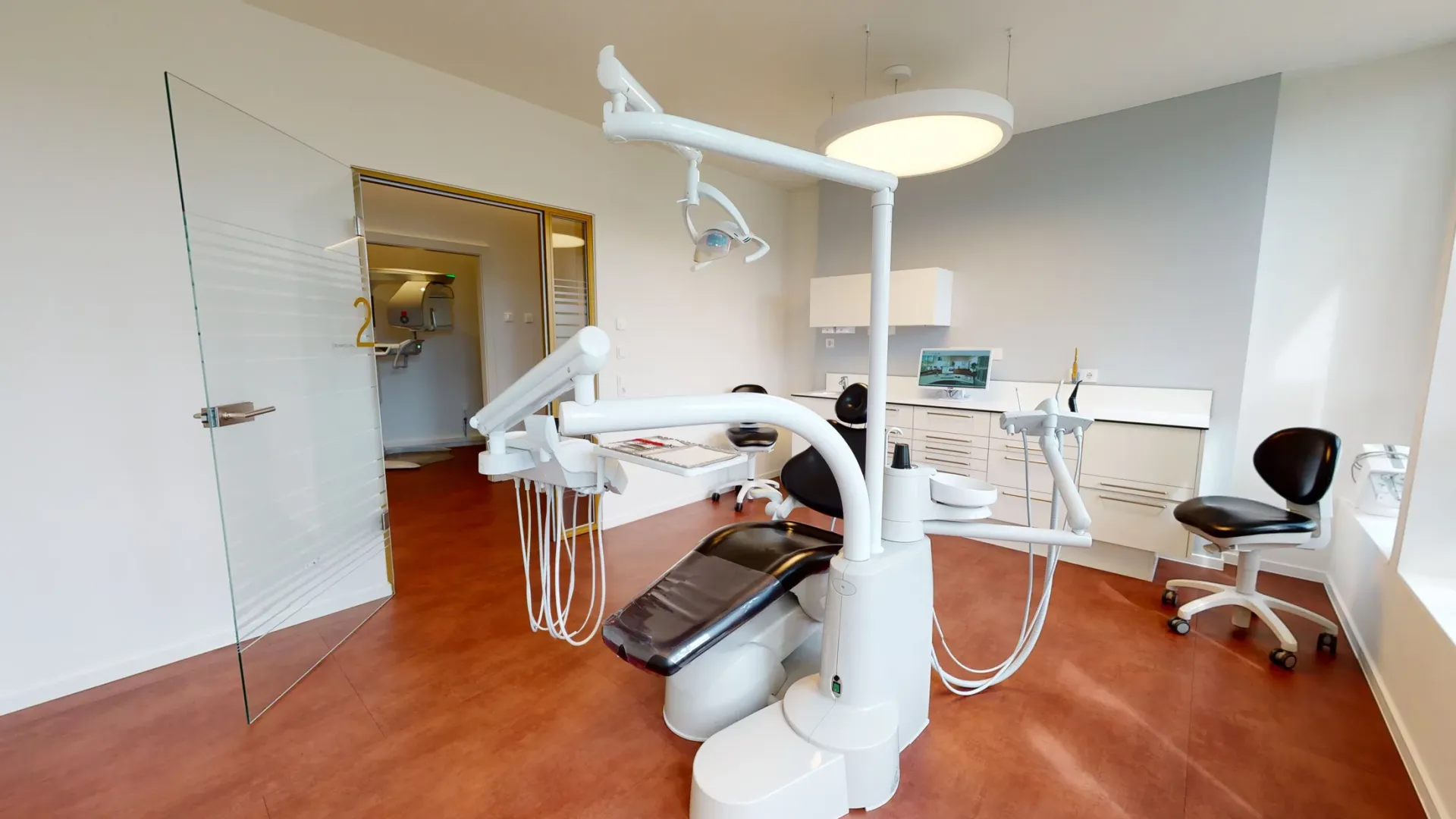 Behandlungszimmer mit Behandlungseinheit.