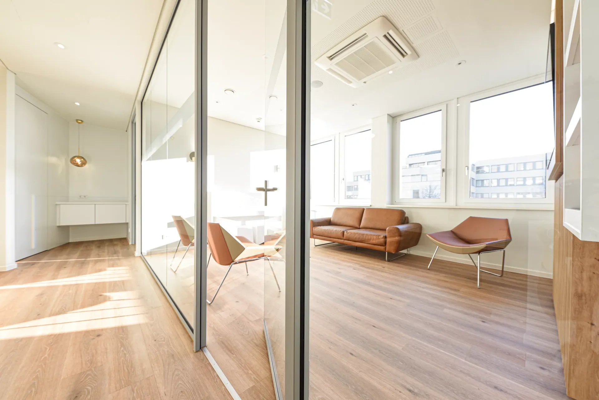 Wartezimmer in moderner, heller Gestaltung.