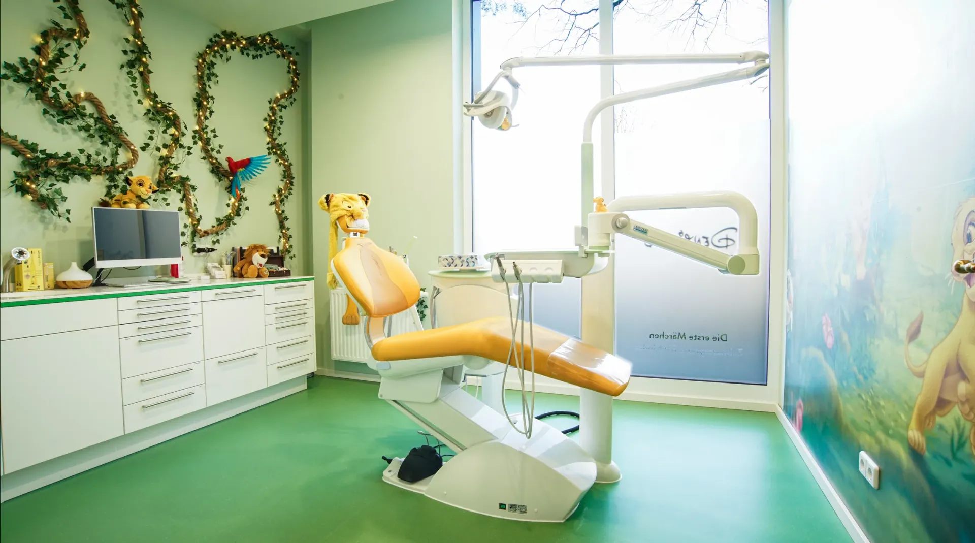 Behandlungszimmer mit Löwen-Thema und dekorativen Wandgestaltungen.