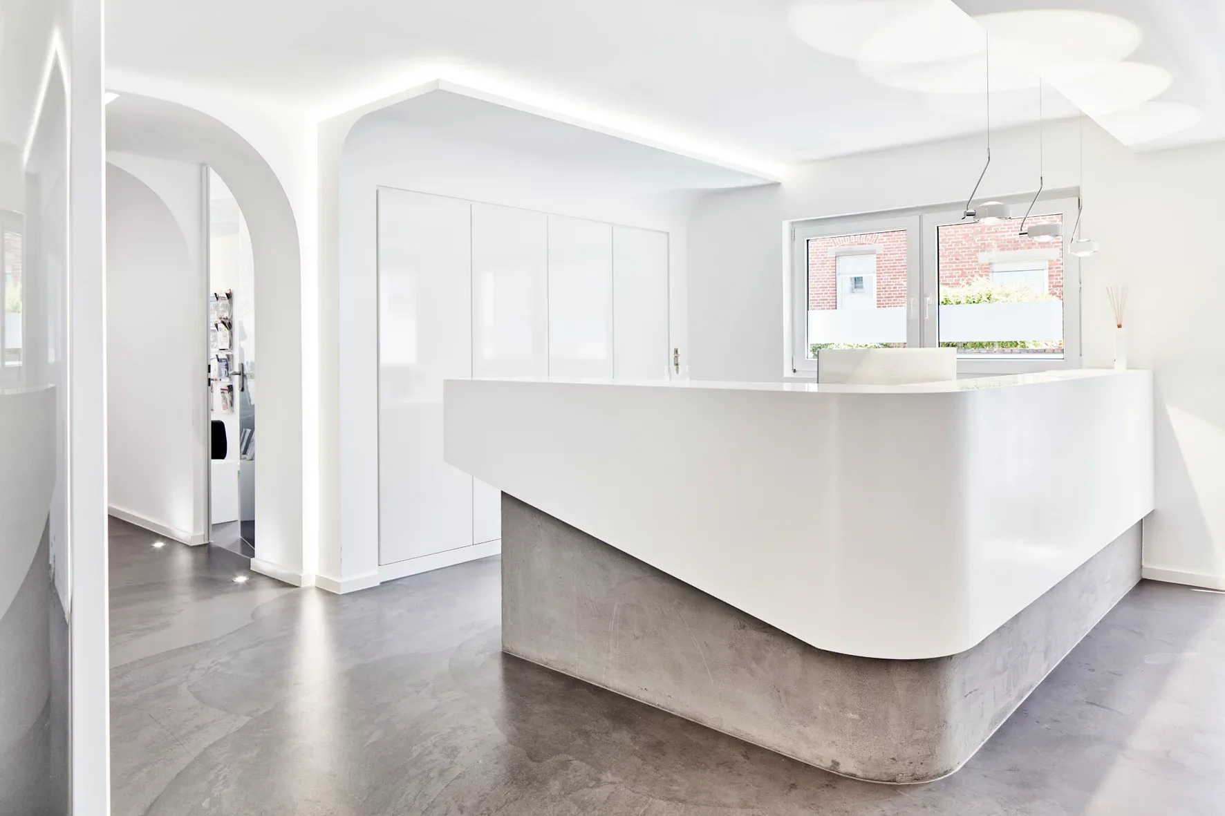 Empfangstheke der Praxis aus der Seitenansicht.