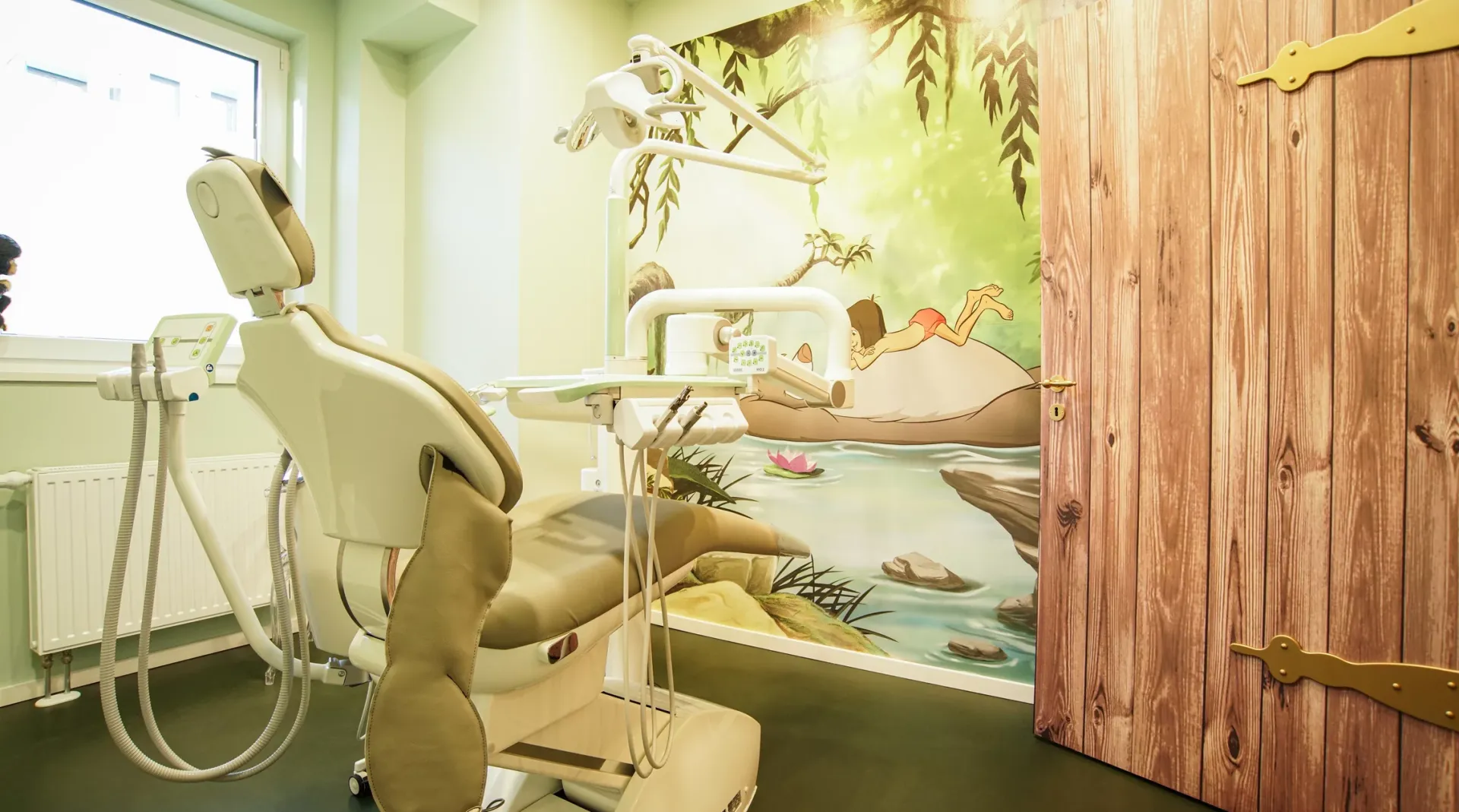 Themenzimmer mit Dschungel-Design und dekorativer Wandgestaltung.