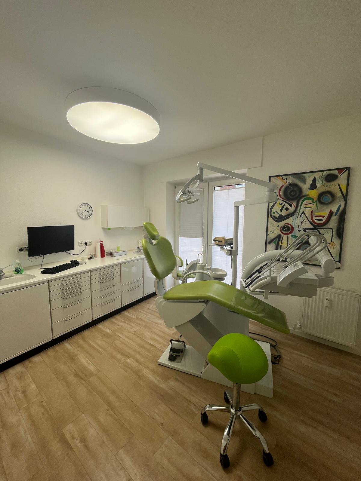 Zahnarztpraxis mit 3 Behandlungszimmern inklusive Immobilienkauf im Raum Duisburg