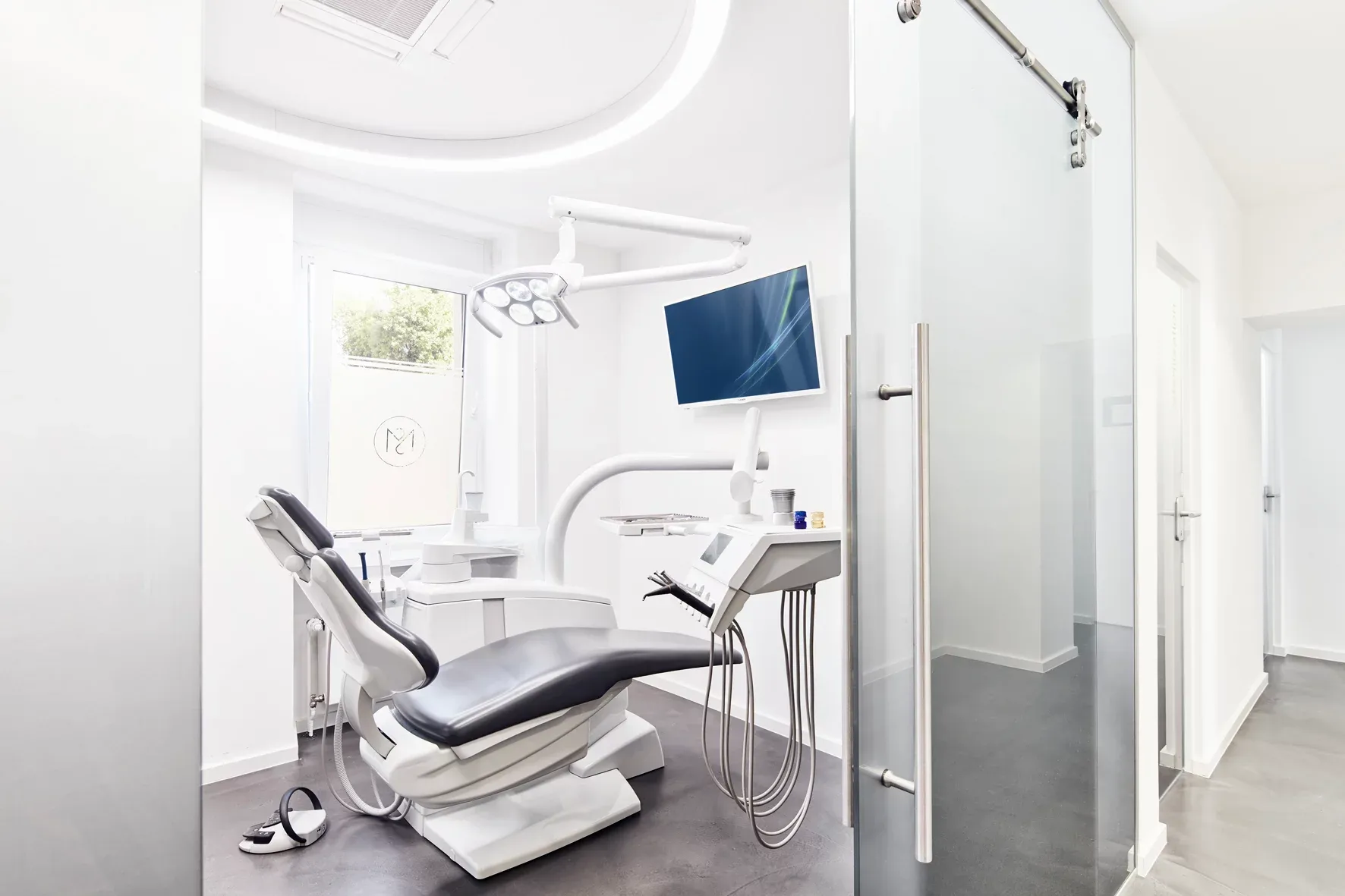 Behandlungszimmer mit moderner Behandlungseinheit.