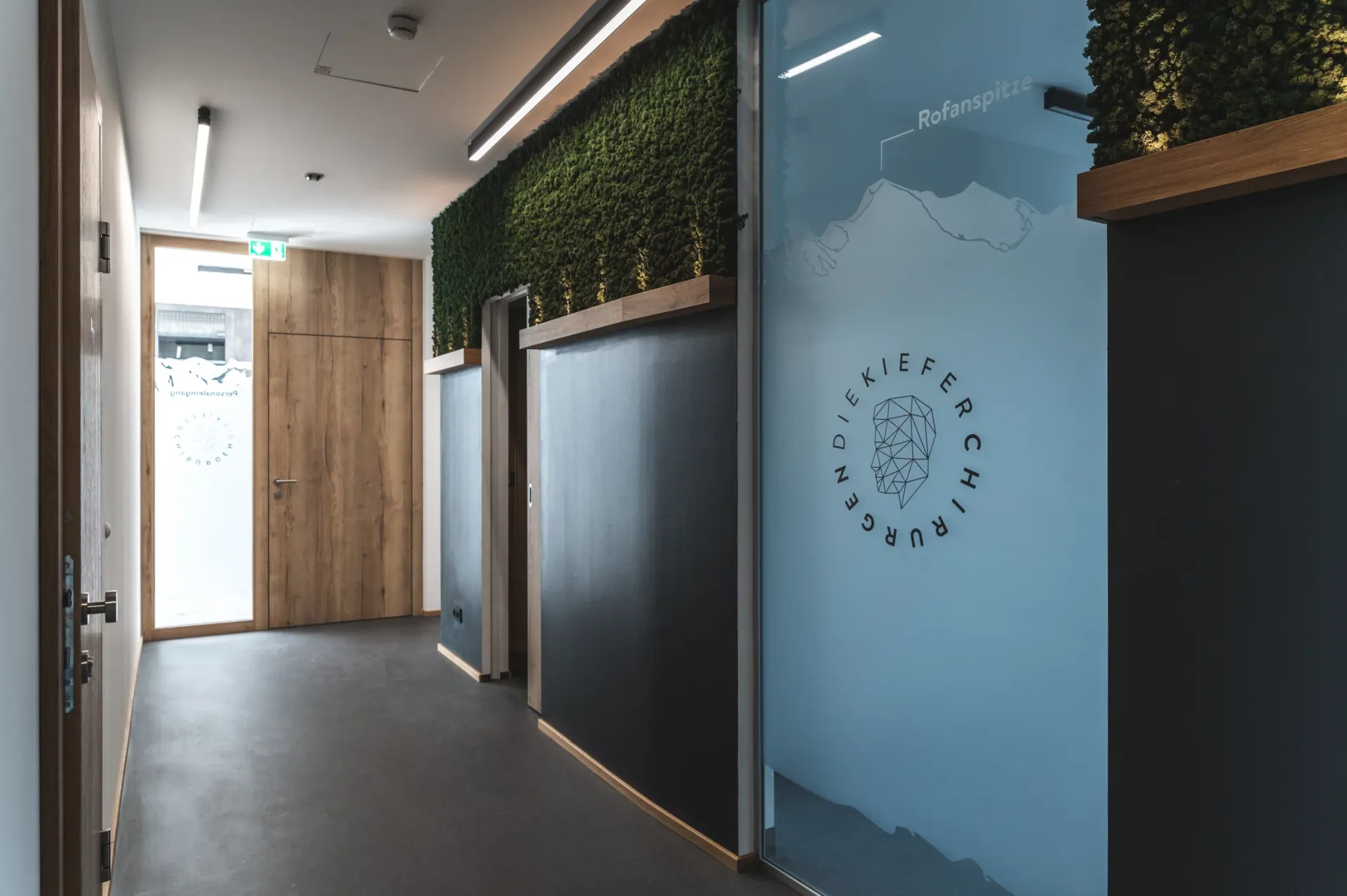 Flur mit Behandlungsräumen auf beiden Seiten.