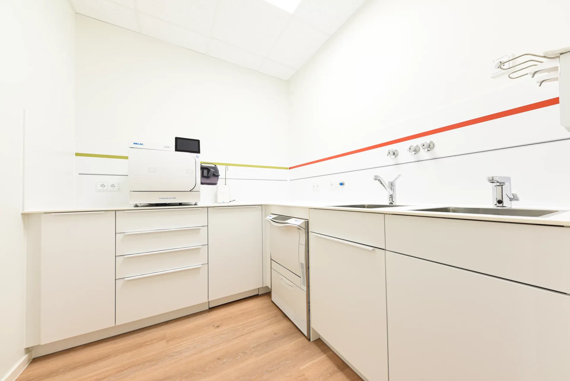 Hygieneraum der Praxis mit moderner medizinischer Ausstattung.