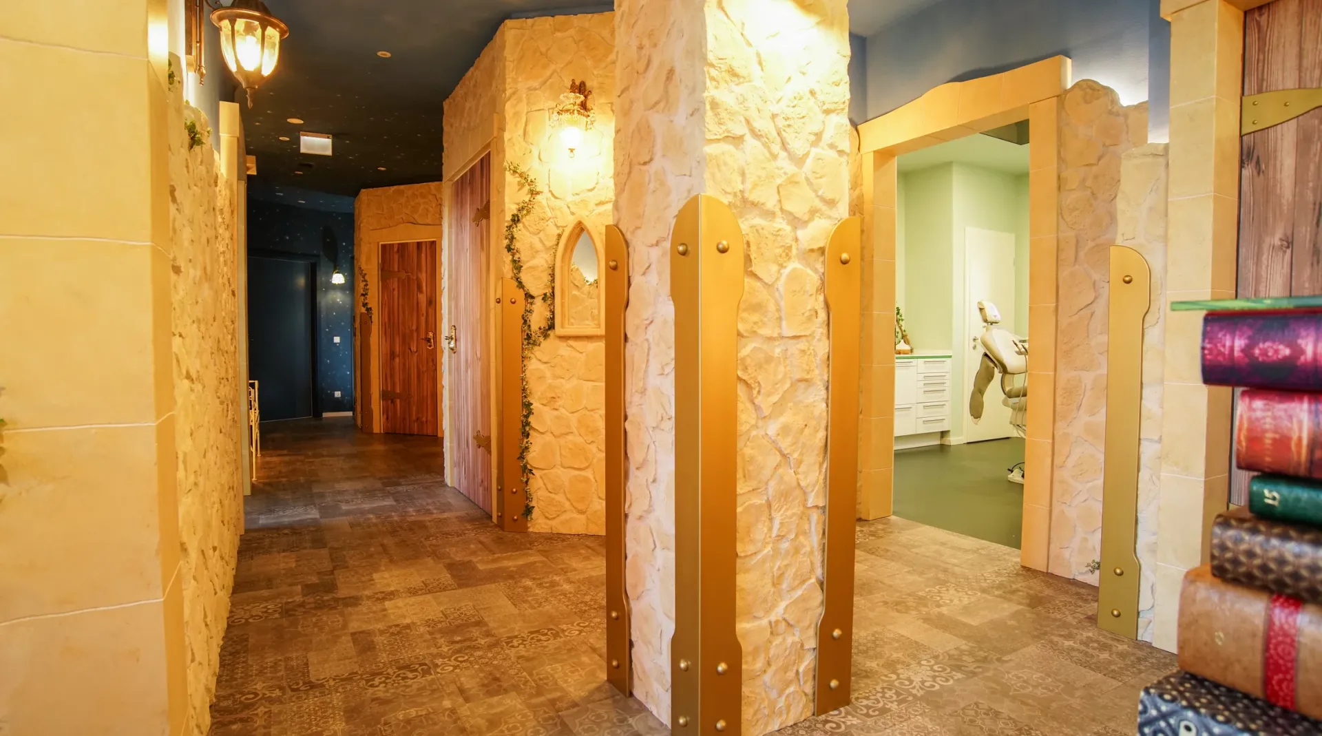 Flur mit Sandsteinoptik und fantasievoller Gestaltung.