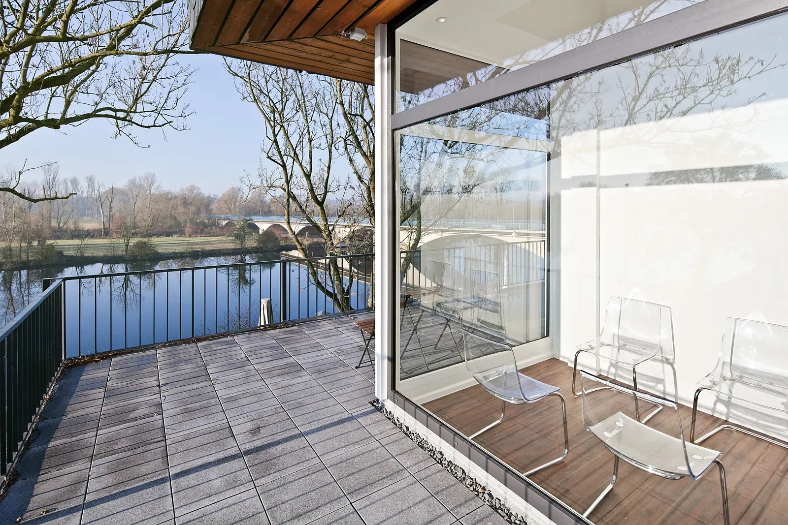 Wartezimmer der Praxis mit Terrasse und Blick auf das Flussufer.