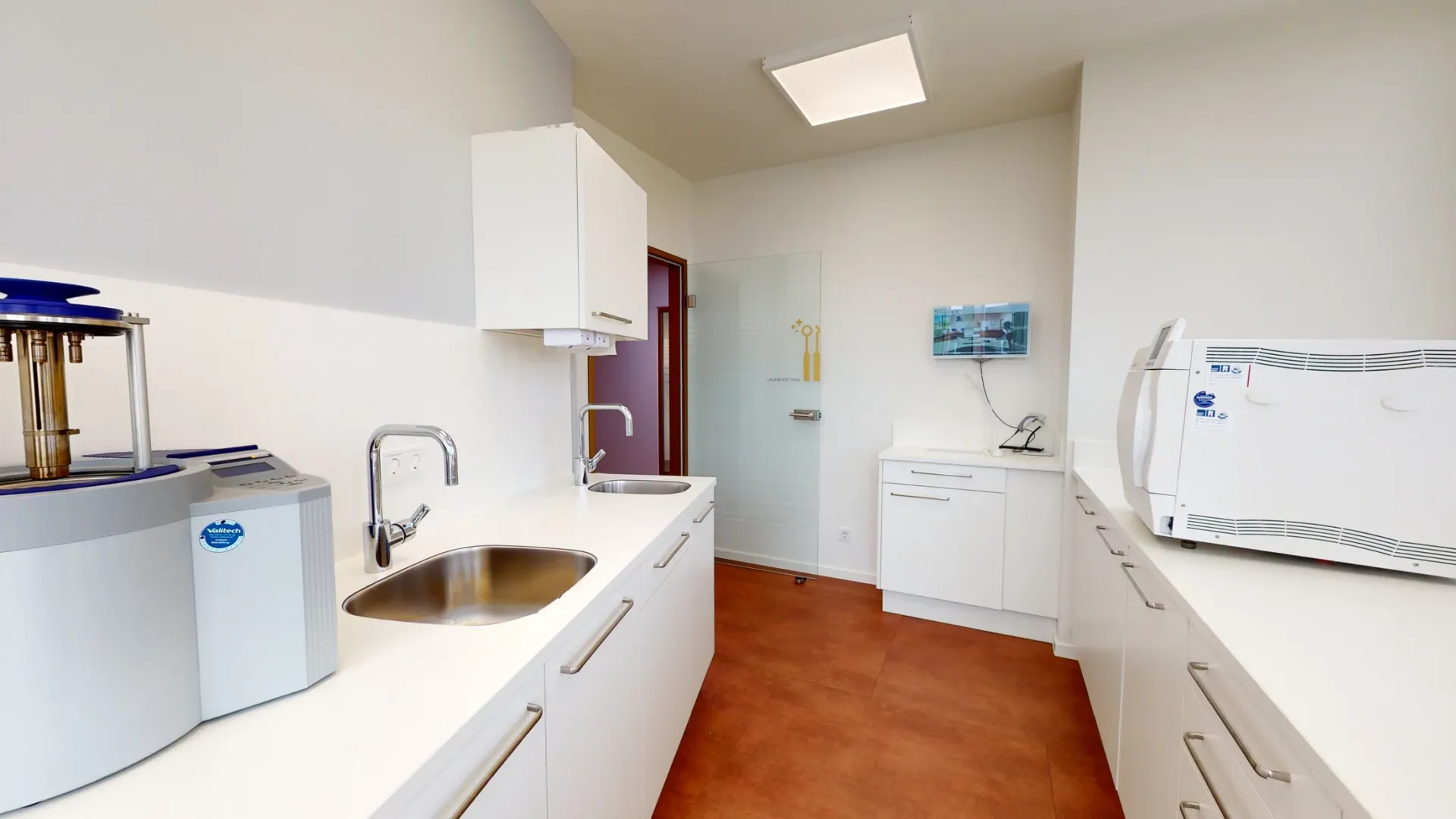 Hygieneraum der Praxis mit moderner medizinischer Ausstattung.