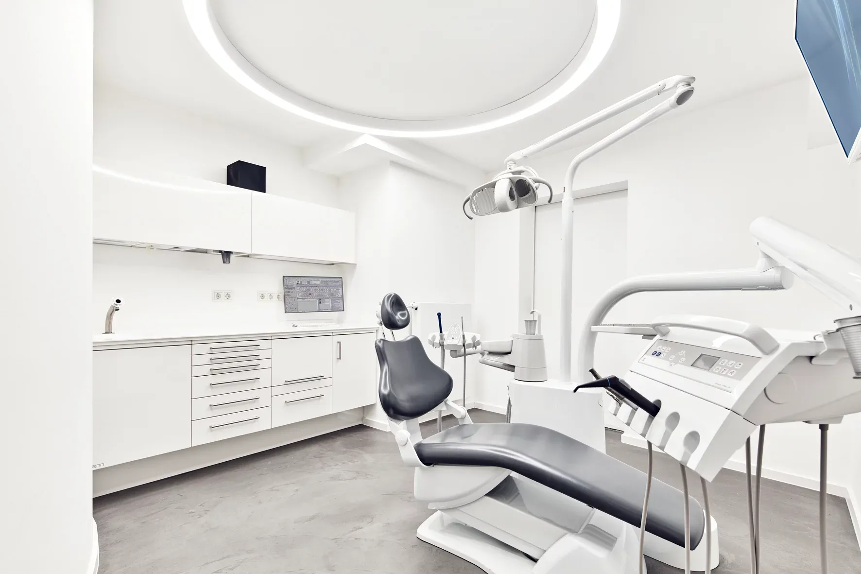 Behandlungsraum aus einer Eckperspektive.