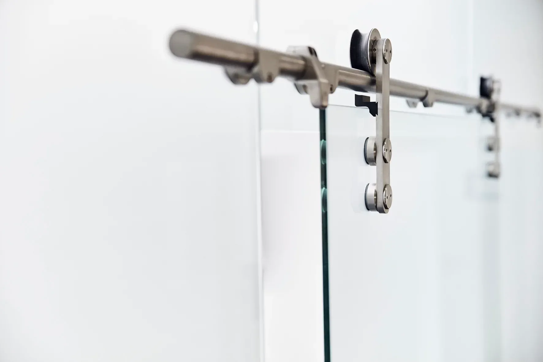 Moderne Schiebetüren mit minimalistischem Design.