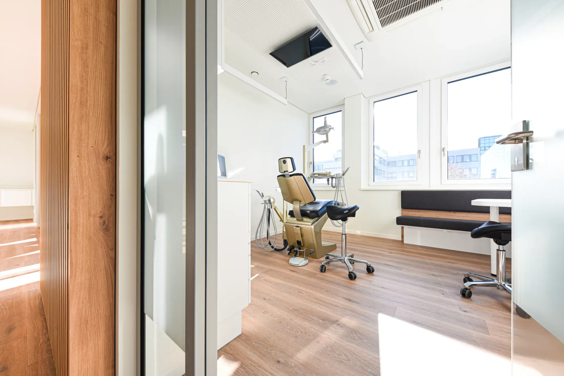 Behandlungszimmer mit Behandlungseinheit und moderner Ausstattung.