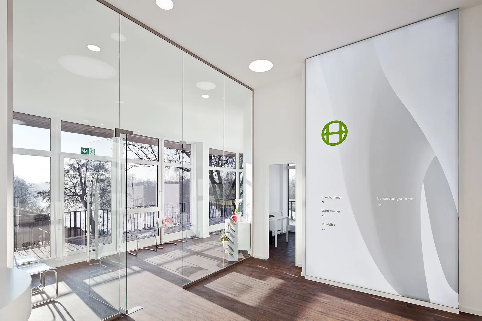 Wartezimmer der Praxis aus Sicht des Empfangsbereichs.