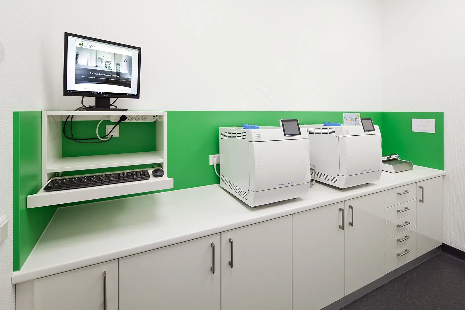 Hygieneraum der Praxis mit moderner medizinischer Ausstattung.