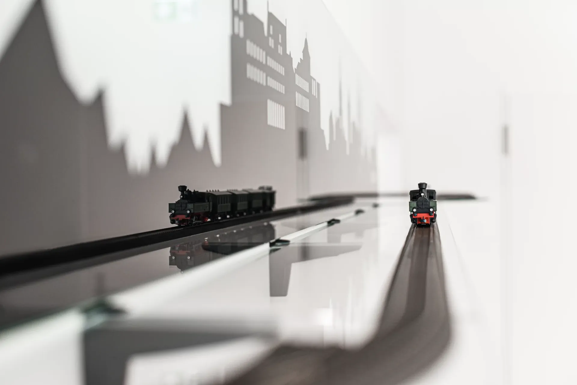 Wandinstallation einer fahrenden Modelleisenbahn in der Praxis.