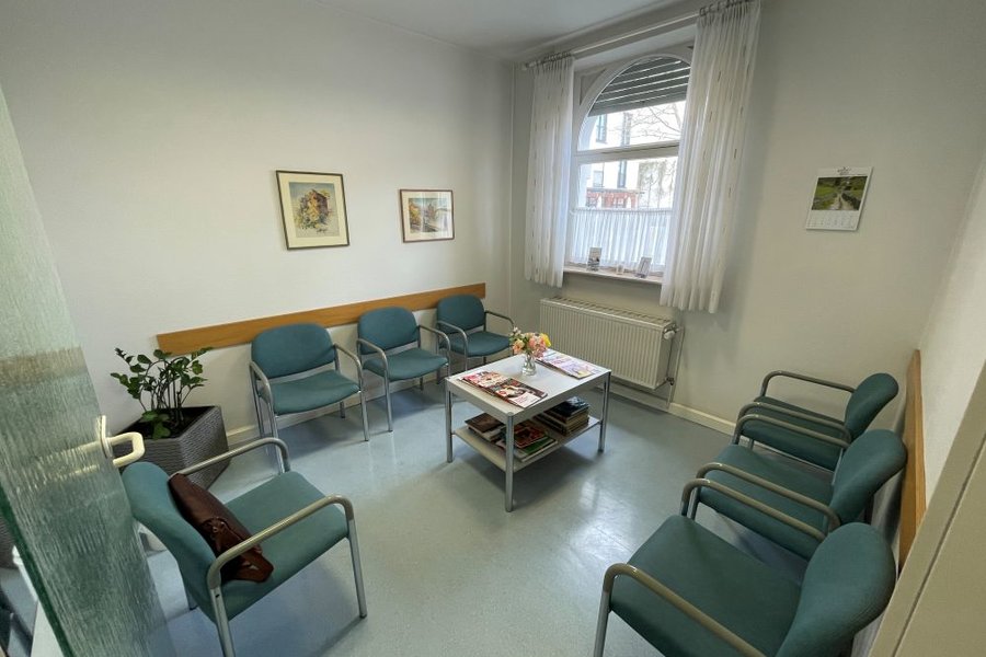 Stadt Heidelberg: ausbaufähige 2 Behandlungszimmerpraxis