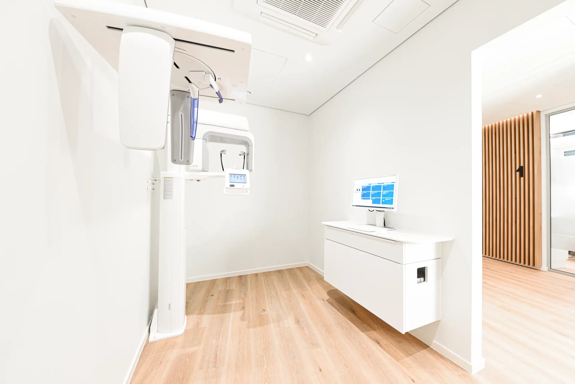 Röntgenraum der Praxis mit Röntgengerät und medizinischer Ausstattung.