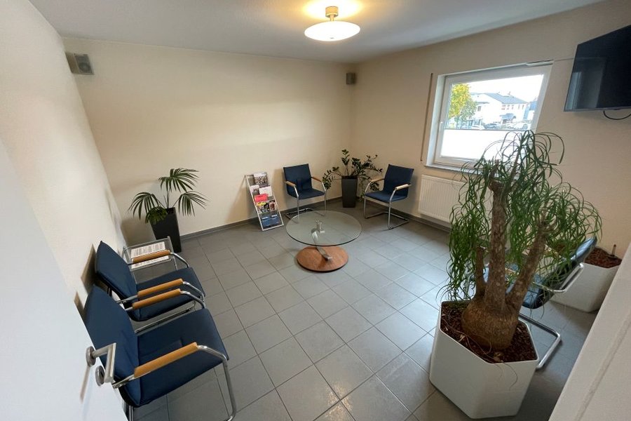 Raum Wetteraukreis: helle 3 Behandlungszimmer-Praxis