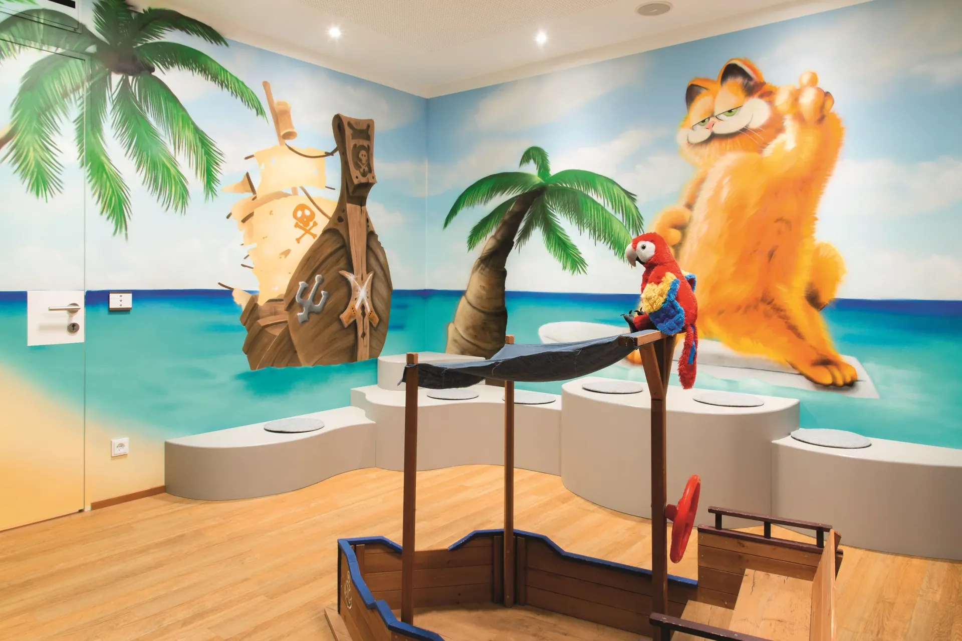 Themenzimmer mit Piratenmotiven und Wandmalereien.