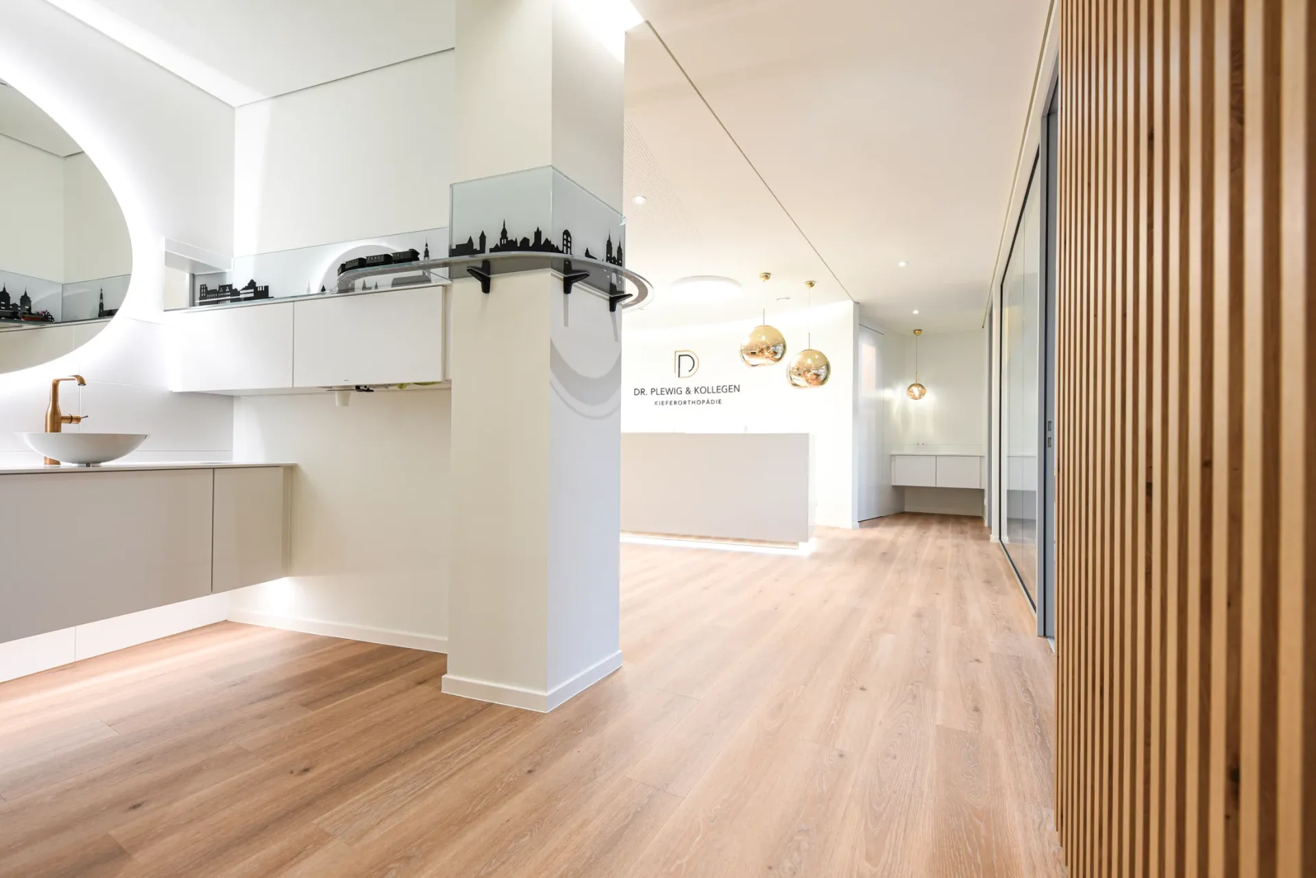 Blick aus dem Flur auf den Empfangsbereich der Praxis.