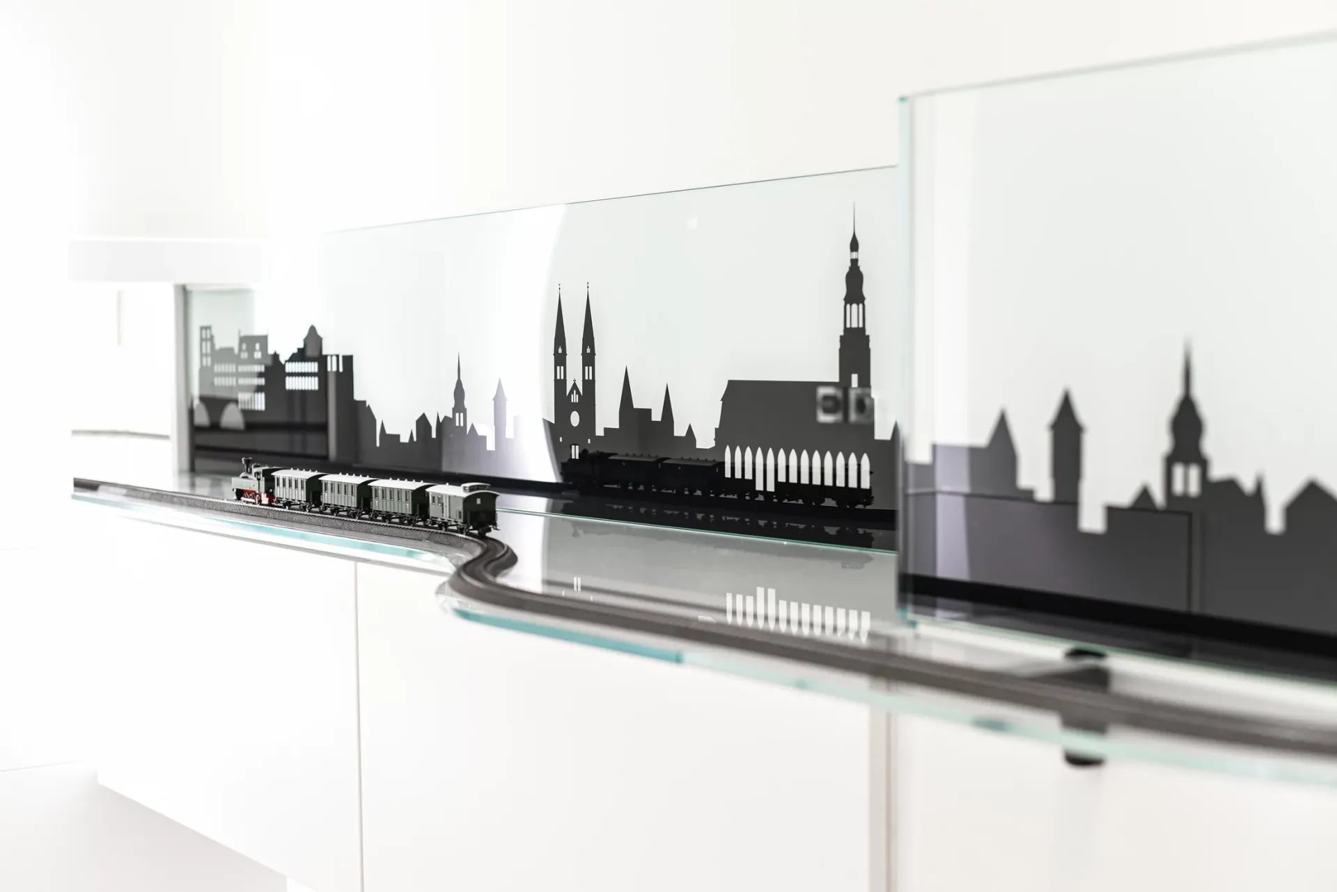 Weitwinkelaufnahme der Modelleisenbahn an der Wand der Praxis.